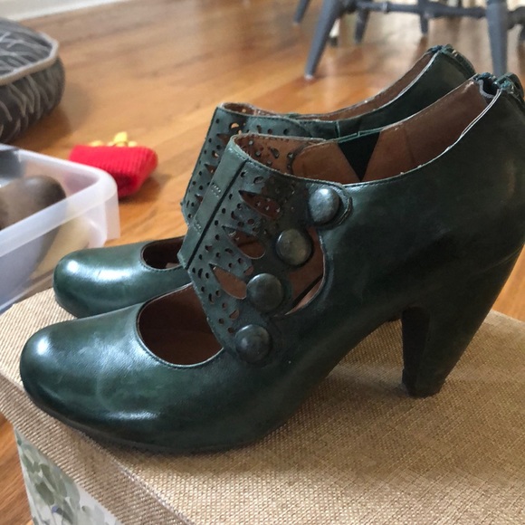 Unique green heels. Zipper backs - Picture 2 of 2